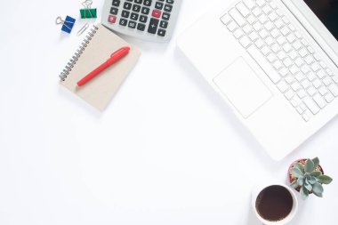 Düz çalışma alanı yatıyordu dizüstü bilgisayar, hesap makinesi, Not