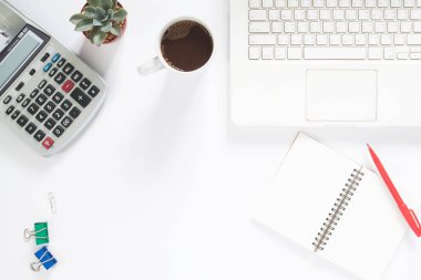 Çalışma masası ile beyaz dizüstü bilgisayar, calcul genel gider görünümünü