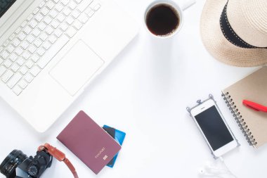 Bilgisayar laptop, bir fincan kahve, pasaport, cre havai görünümü