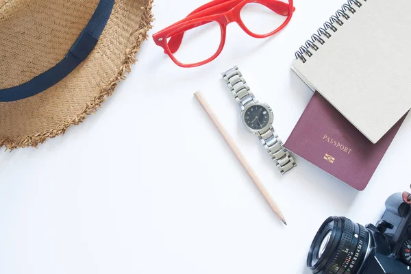Artículos de viaje, pasaporte, cámara, cuaderno, reloj y sombrero en blanco — Foto de Stock