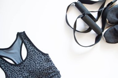 Düz siyah col spor sutyen, spor ayakkabı ve spor ekipmanları, lay