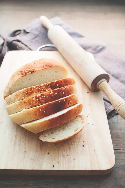 Pão no fundo de madeira com ferramentas de padaria, conceito de comida — Fotografia de Stock