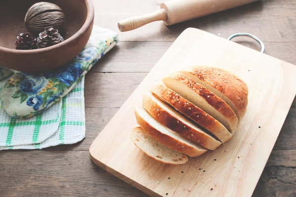 Vekni kenyér sütőipari eszközöket, élelmiszer koncepció fa háttér — Stock Fotó