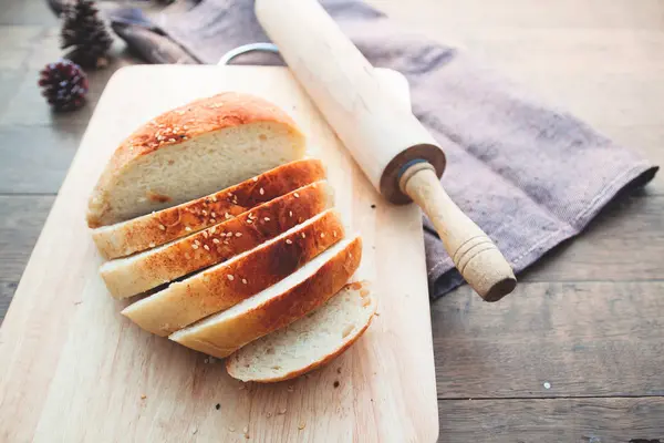 Hausgemachtes Brot mit Sesam auf Holztisch — Stockfoto