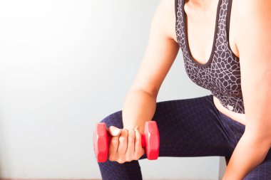 Kırmızı halter, egzersiz tutan kadın fitness ve sağlıklı