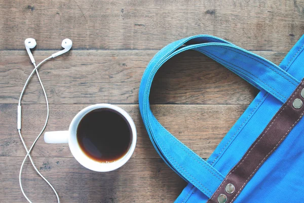 Couche plate de tasse de café, écouteur et sac à main bleu, concept d'été — Photo