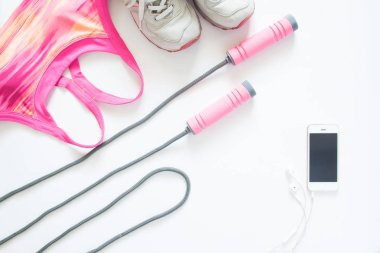 Düz spor öğeleri pembe kavram olarak mobil cihaz, isol lay