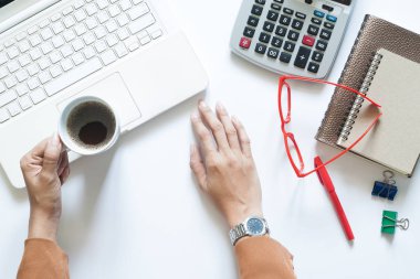 Kahve modern beyaz Ofis Masası üzerinde tutarak işkadını