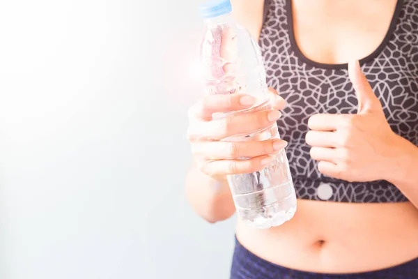 Femme en soutien-gorge de sport tenant bouteille d'eau pure, Vie saine — Photo
