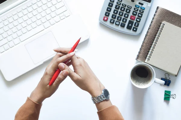 Modern beyaz ofis masaları ile iş kadını, düz yatıyordu