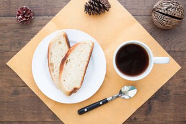 Kahve ile dilimlenmiş ev yapımı ekmek havai görünümü tablo