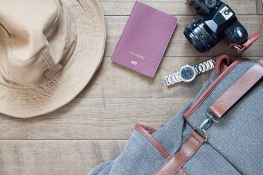 Seyahat öğeler ve aksesuarları ile ahşap backgrou üstünde hareket eden aygıt