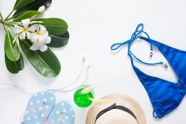Sommerkonzept mit blauem Streifen-Bikini, Sandale, — Stockfoto