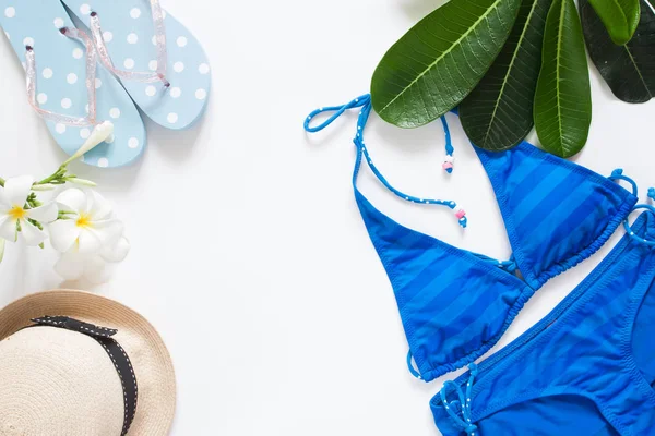 Bovenaanzicht van zomer concept met blauwe streep bikini, sandaal, — Stockfoto