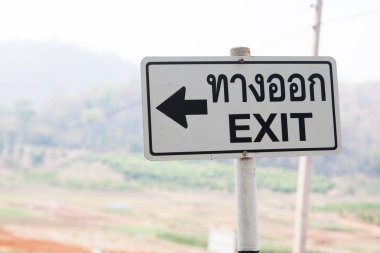 Tabela çiftliğinde dağ arka plan ile çıkmak