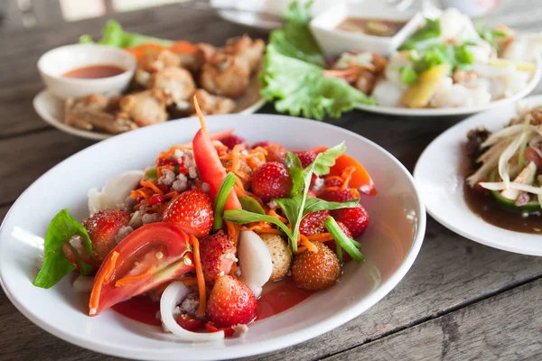 Salade épicée aux fraises sur assiette blanche, Menu spatial en Thaïlande — Photo