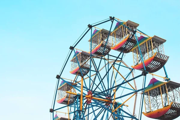 Vintage ferris wheel in playground with blue sky and copy space — Stock Photo, Image