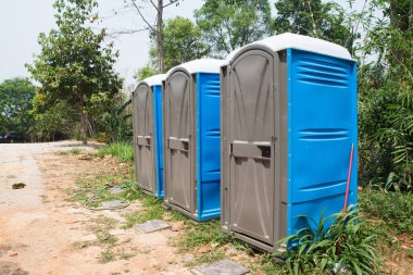 Bağlantı noktası Potties veya doğa parkı içinde Portatif tuvaletler mavi