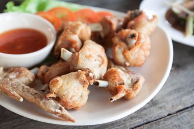 Geleneksel kızarmış tavuk çanak üzerinde