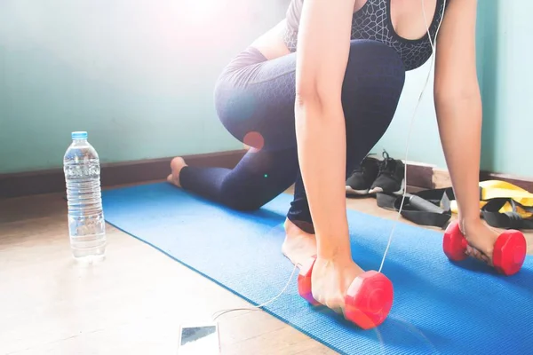 Fitness-Frau streckt ihren Körper auf Yogamatte, Workout und gesundem Lebensstil-Konzept — Stockfoto