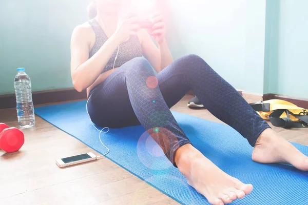 Fitness-Frauen trainieren auf Yogamatte mit Wasserflasche und Sportgeräten, Workout und gesundem Lifestylekonzept — Stockfoto