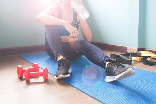 Fitness female drinking water after workout, Healthy lifestyle concept — Stock Photo, Image