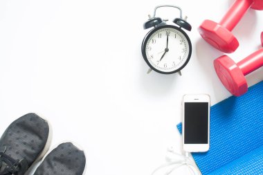 Spor yoga ekipmanları ile akıllı telefon düz lay 