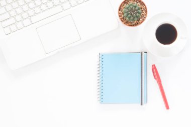 Kahve fincanı, defter ve kaktüs wh üzerinde beyaz bilgisayar dizüstü