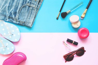 Moda. Kadınsı aksesuarları düz ayarlamak yatıyordu. Bahar moda mavi ve pembe renk kavramı