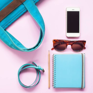 Pastel renk kadın aksesuarları ile smartphone düz s yatıyordu.