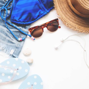 Beyaz arka plan üzerinde izole Beach yaz seyahat kavramı kopya alanı ile