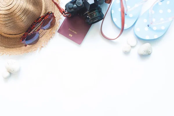 Conjunto plano de artículos de verano y pasaporte, concepto de viaje sobre fondo blanco con espacio para copias — Foto de Stock
