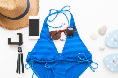 Düz plaj öğeleri ve akıllı telefon, yaz kavramı katiyen üzerinde yatıyordu