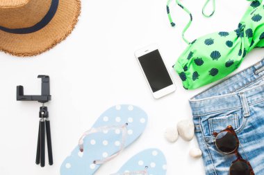 Plaj öğeleri ve akıllı telefon, yaz konsepti havai görünümü 
