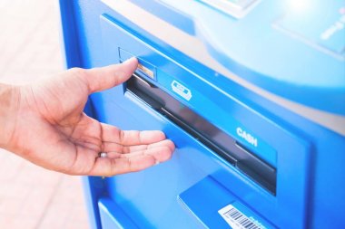 Atm makine kullanarak adamın elini