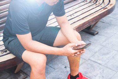 Mobil akıllı telefon, yaşam kavramı kullanan genç adam