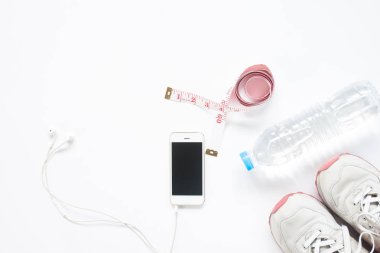 Teyp, şişe su ve spor ayakkabı ölçme ile akıllı telefon düz lay