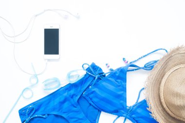 Smartphone ile bikini, genel gider görünümünü gözlükler mavi renkte
