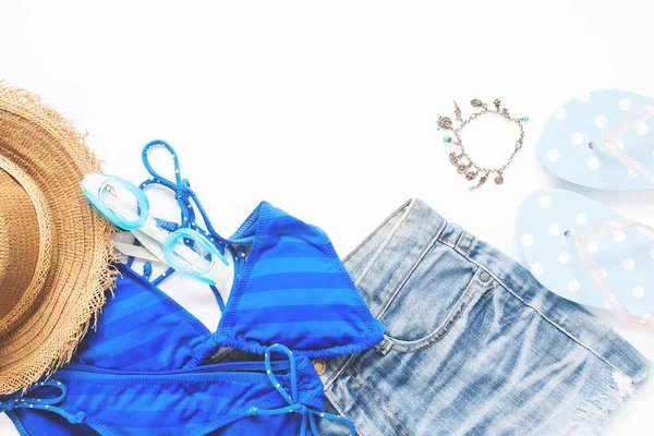 Plat leggen van smartphone met bikini, bril in blauwe kleur en zomer items op wit — Stockfoto