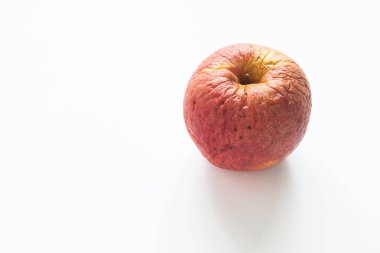Beyaz arka plan üzerinde şımarık elma