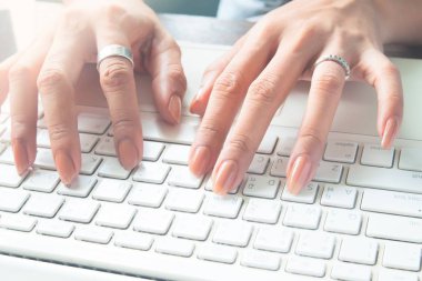 Tipik dizüstü klavye üzerinde çalışan kadın ve Online alışveriş kavramı, seçici odak dişi yakın çekim