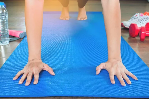 Asiatin in Vollbohlen-Pose, gesundes Lifestylekonzept mit Yoga, Frontansicht mit Sonnenlicht — Stockfoto