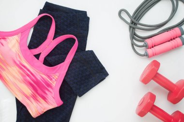 Havai görünümü spor sutyen, fitness eğri ve spor aletleri