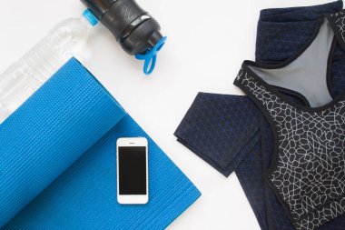 Hareket eden aygıt, yoga mat, yoga giyim ve bott havai görünümü