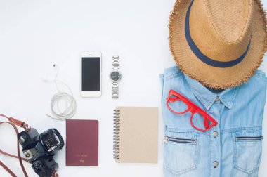 Treveler'ın öğeleri, temel tatil aksesuarları genç akıllı kadın, beyaz arka plan üzerinde seyahat kavramı düz lay