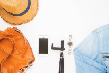 Beyaz arka planda, yaşam kavramı genel gider görünümü kadın aksesuarları ve hareket eden aygıt