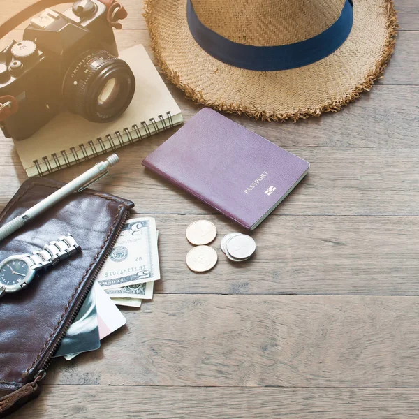 Аксессуары путешественника, предметы первой необходимости для отдыха молодого человека с — стоковое фото