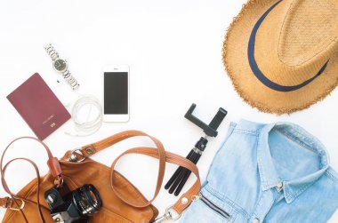Temel tatil aksesuarları, seyahat öğelerin düz lay 