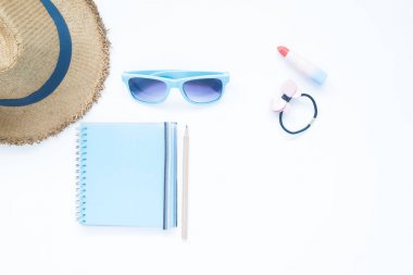 Plaj öğeleri mavi renk defter ile yat ve uzay kopyalayın 