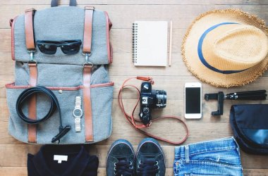 Genel gider shot in seyahat edenler için gerekli. Kıyafet genç adam traveler, kamera, hareket eden aygıt, sunglassses. Seyahat kavramı